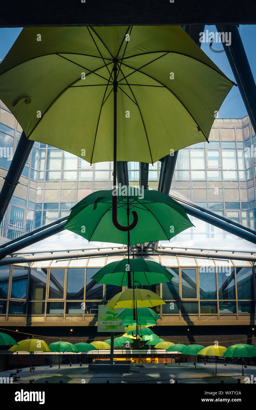 Bremen, Germania - 28 Luglio 2019 - editoriale di un ombrello installazione con calce-giallo e color verde mela righe ombrello appesi da un vetro ceilin Foto Stock