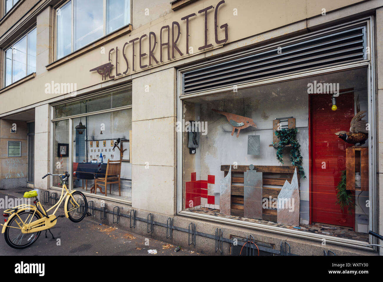 Leipzig Sachsen Geremany Luglio 8 2019 - vista al culto elsterartig localmente di un lounge bar e di secondhandl-shop a Lipsia con le biciclette nella parte anteriore del Foto Stock