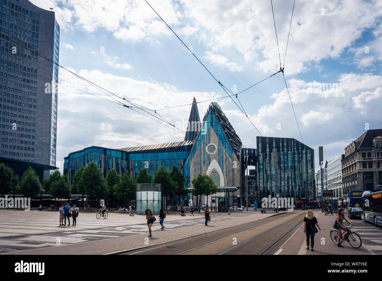 Leipzig Sachsen Germania - 8 Luglio 2018 - vista dell'Università di Lipsia l Augusteum in una moderna architettura di vetro con il Augustusplatz in f Foto Stock