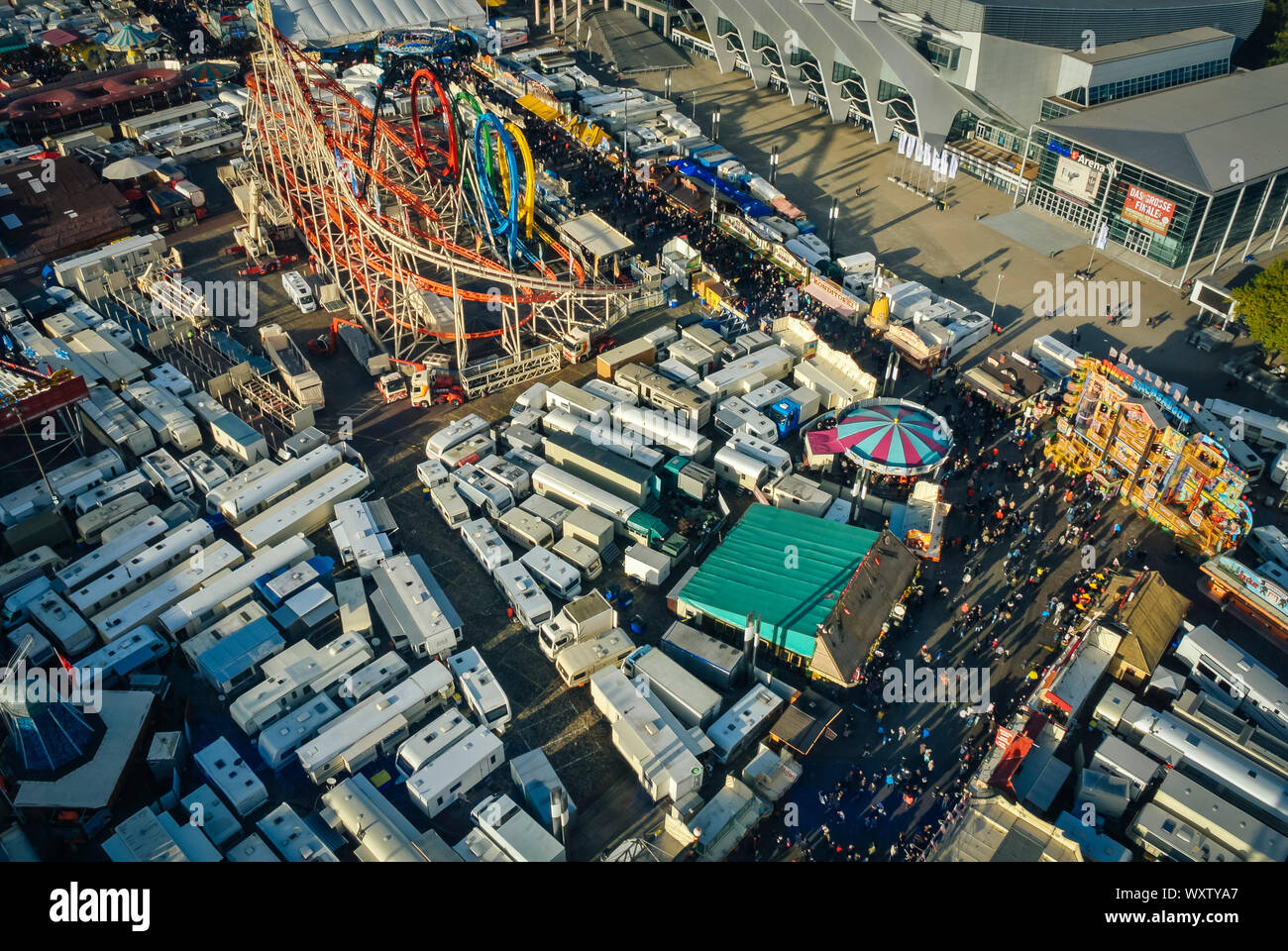 Bremen, Germania - 2016 - editoriale vista da una grande altezza sul: Freimarkt Bremen con persone e un loop di montagne russe e il caravan park di Foto Stock