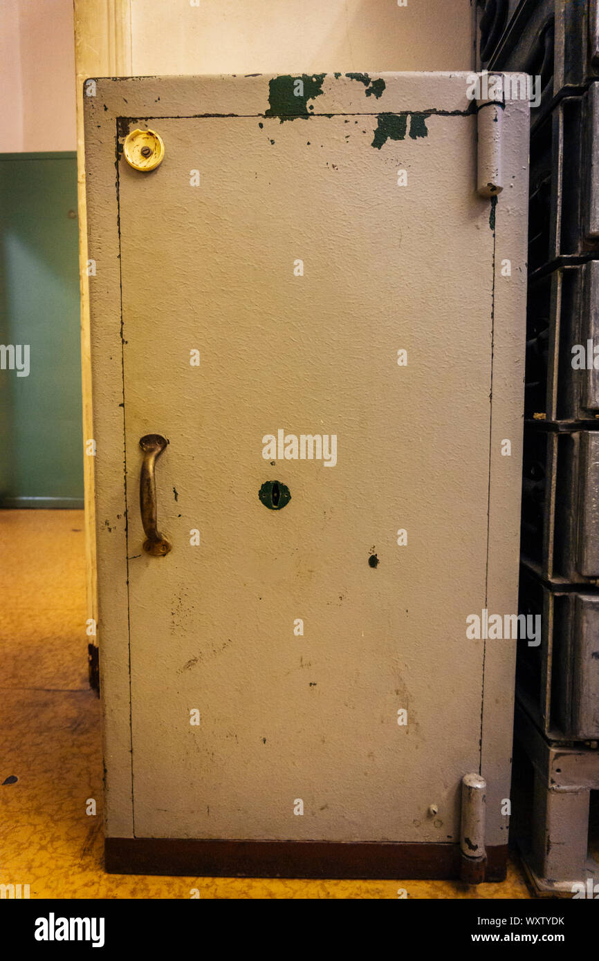 Leipzig, Germania - 14 Luglio 2018 - Stasi Museum presenta aan vecchio fiocchi parzialmente e con forti segni di utilizzo rilasciato cassaforte di sicurezza di stato - Stasi - Foto Stock