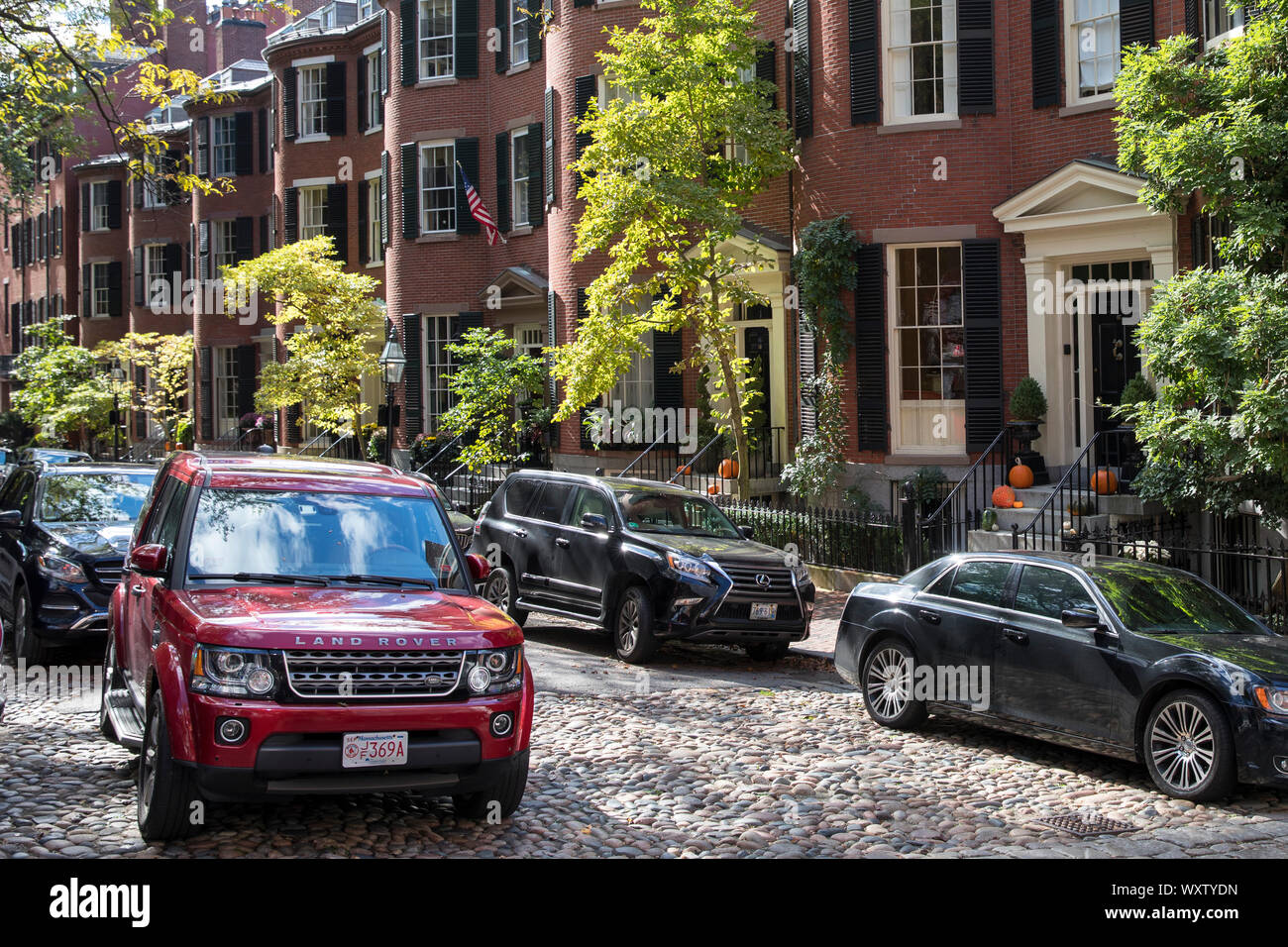 Land Rover auto in Piazza Lonsburg in Beacon Hill, quartiere storico di Boston, Massachusetts, STATI UNITI D'AMERICA Foto Stock