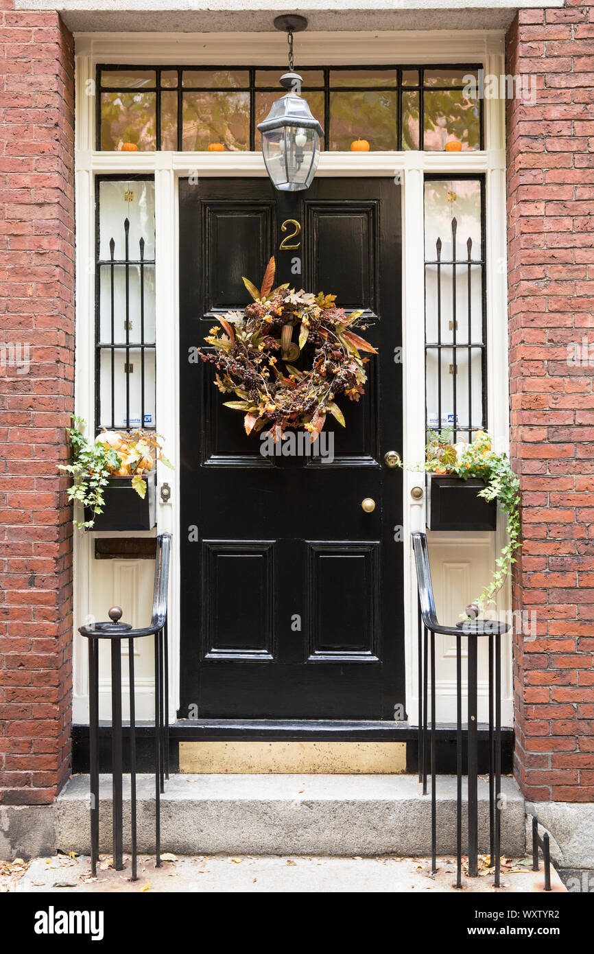 Elegante nera davanti la porta di una casa in Beacon Hill, quartiere storico della città di Boston, Massachusetts, STATI UNITI D'AMERICA Foto Stock