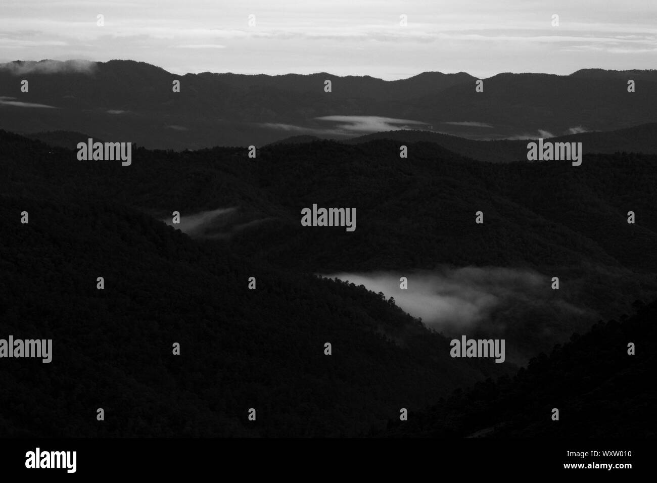 Il tramonto e il Cloud in montagna Foto Stock