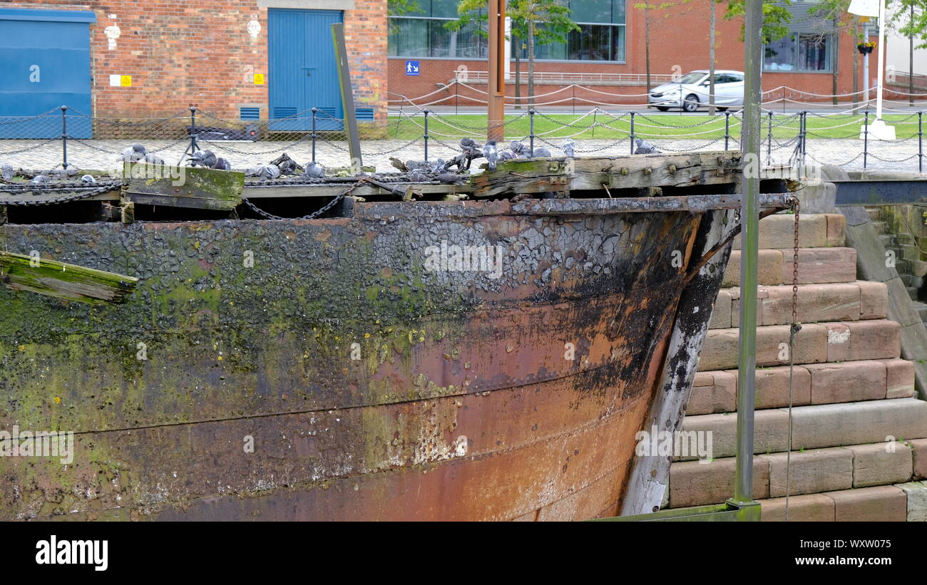 Ruggine fatiscente scafo della nave in Belfast dock a secco Foto Stock