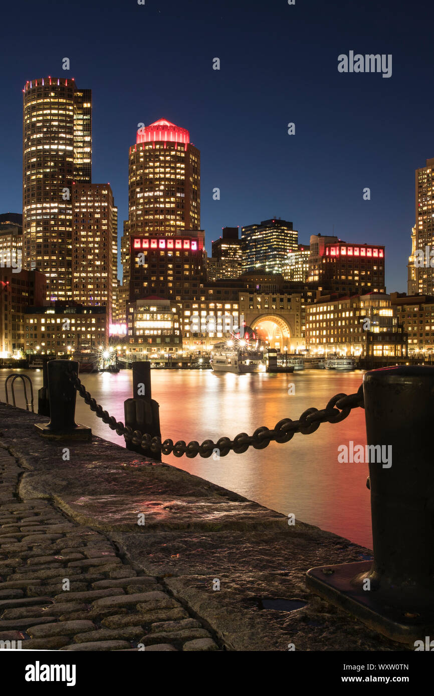 Paesaggio di grattacieli e alti edifici della città di Boston, Massachusetts a notte, STATI UNITI D'AMERICA Foto Stock