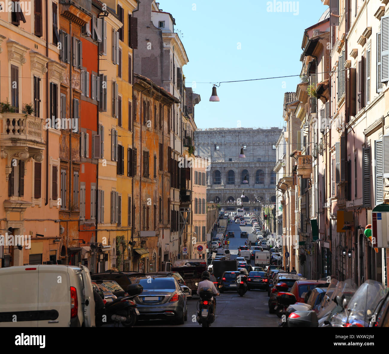Roma, guardando in giù la Via dei Serpenti verso il Colosseo in un giorno d'estate. Foto Stock