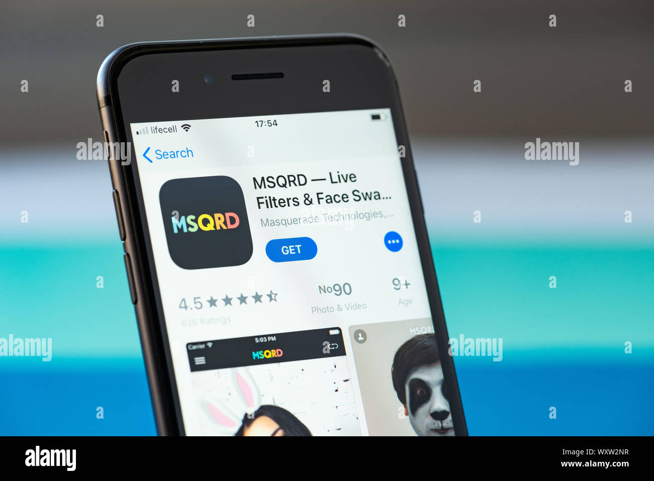 Kiev, Ucraina - 17 Settembre 2019: Studio shot di Apple iPhone 8 smartphone con MSQRD applicazione mobile sullo schermo Foto Stock