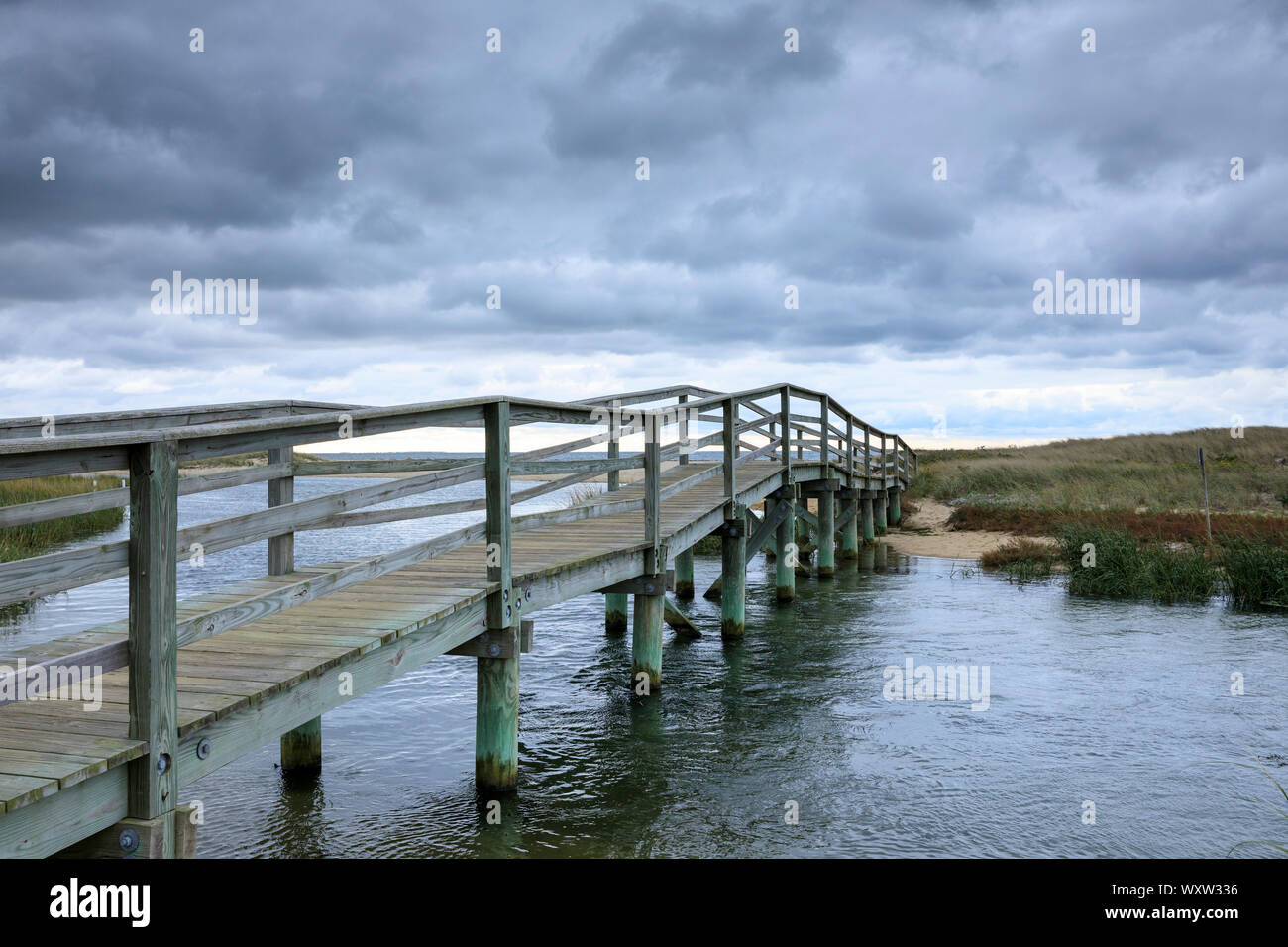 Passerella in legno la passerella a Ridgevale Beach, Nantucket Sound, Cape Cod, New England, STATI UNITI D'AMERICA Foto Stock
