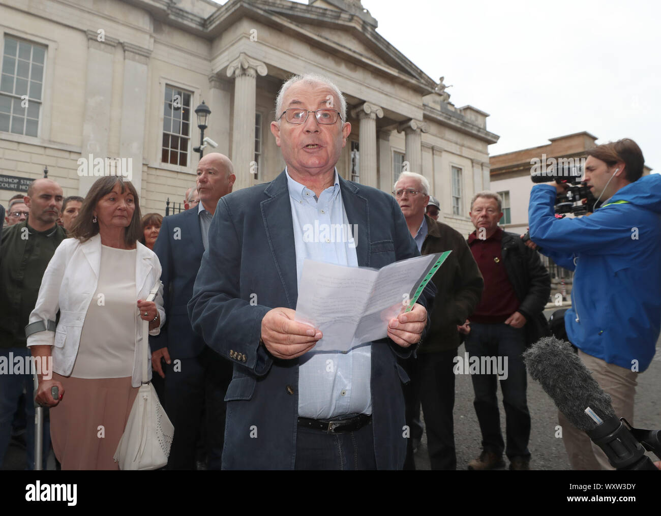 Micky McKinney il cui fratello William è stato ucciso il Bloody Sunday, la lettura di una dichiarazione a nome delle famiglie al di fuori di Londonderry Corte dei magistrati come il perseguimento di un ex soldato accusato di due omicidi su Bloody Sunday raggiungerà un aula per la prima volta. Foto Stock