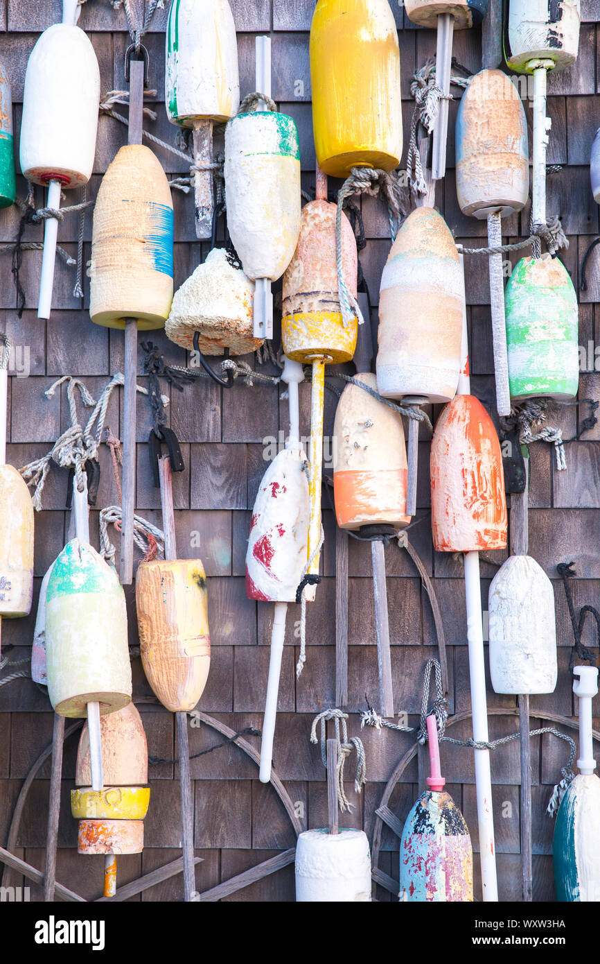 Aragosta colorati boe su legni di rovere shingle al capitano Cass - Cap't Cass Porto Rock Cafè di frutti di mare a Orleans, Cape Cod, New England, STATI UNITI D'AMERICA Foto Stock