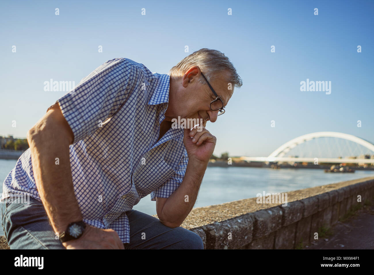Outdoor ritratto di preoccupato e depresso uomo senior. Foto Stock