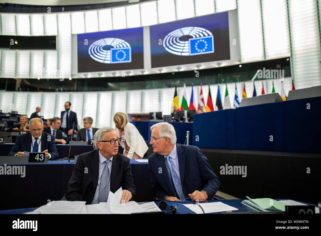 Strasburgo, Francia. Xviii Sep 2019. Jean Claude Juncker (l-r), Presidente della Commissione europea, e Michel Barnier, il Regno Unito il rappresentante per i negoziati sul ritiro del Regno Unito dalla UE, si incontrano nella plenaria del Parlamento europeo. Durante la settimana di sessione del Parlamento europeo, dibattito sul Brexit. Il Presidente della Commissione europea Juncker vuole informare circa il suo incontro con il Primo Ministro britannico Johnson. Una risoluzione è anche quello di essere posto in votazione. Credito: dpa picture alliance/Alamy Live News Foto Stock