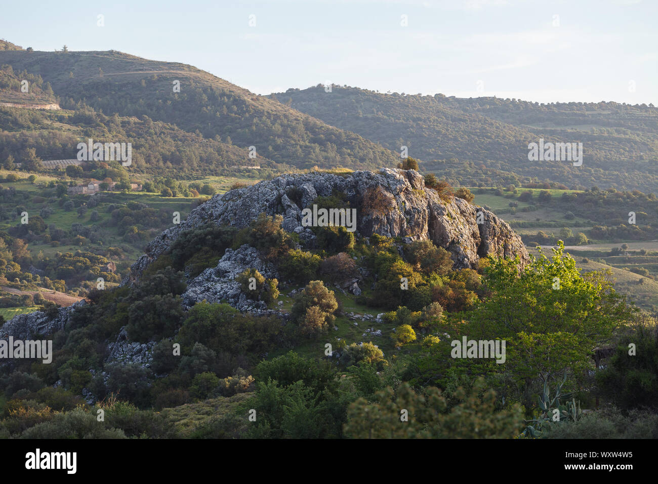 Cipro colline rocciose con l'agricoltura, le case e le piccole chiese Foto Stock