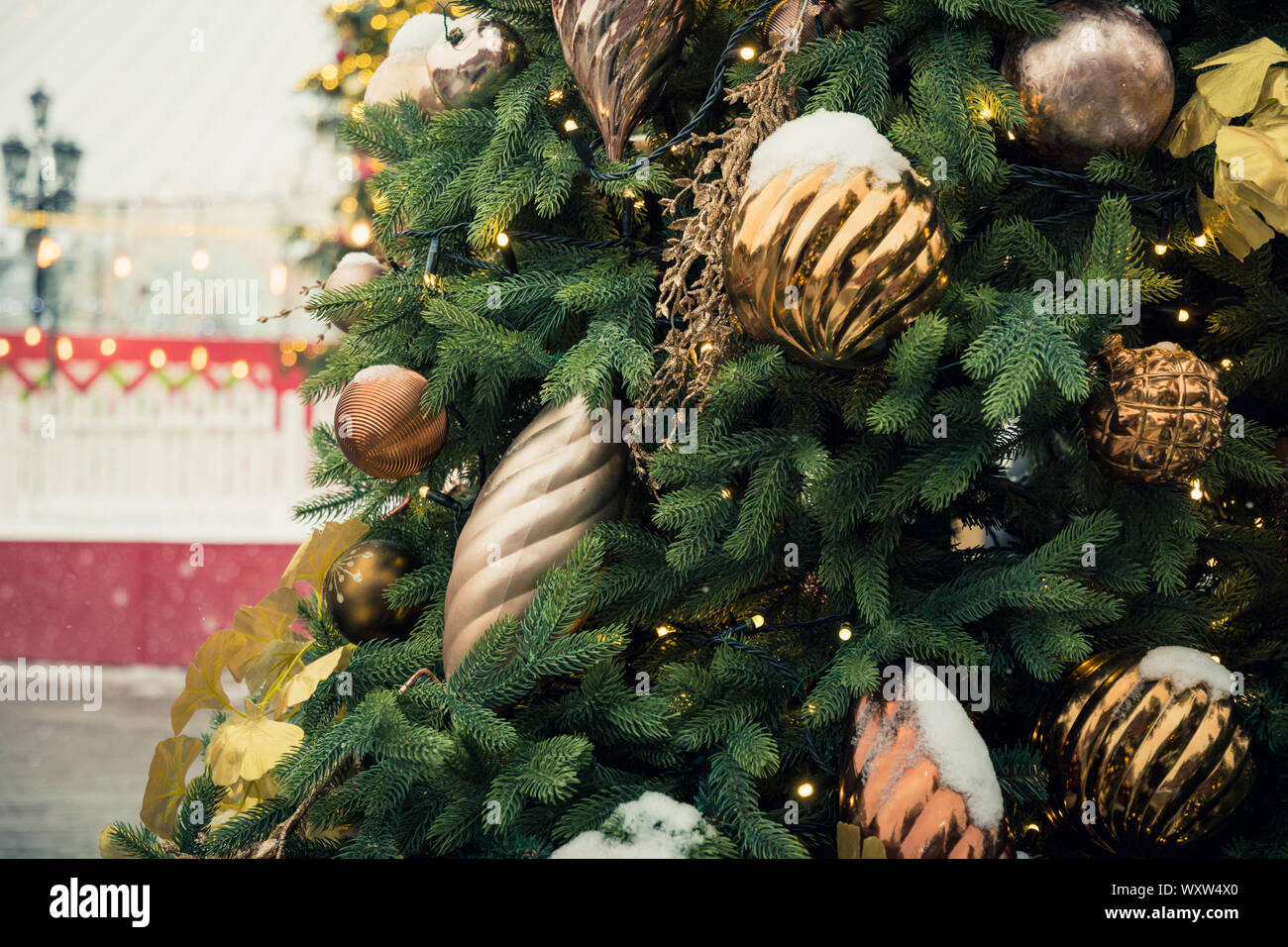 Albero di natale e la giostra sulla piazza Rossa di Mosca. Celebrazione della Messa di Natale e FATA. Nuovo anno. Decorate città. Foto Stock