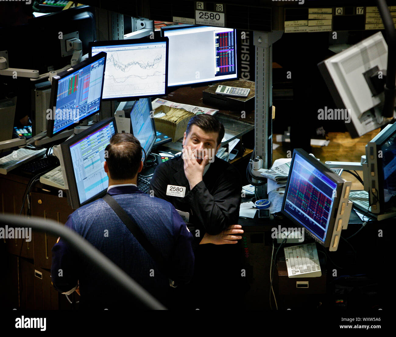 Guai a Wall Street.Piano specialisti presso il NYSE New York Stock Exchange dopo l'apertura della campana. Foto Stock