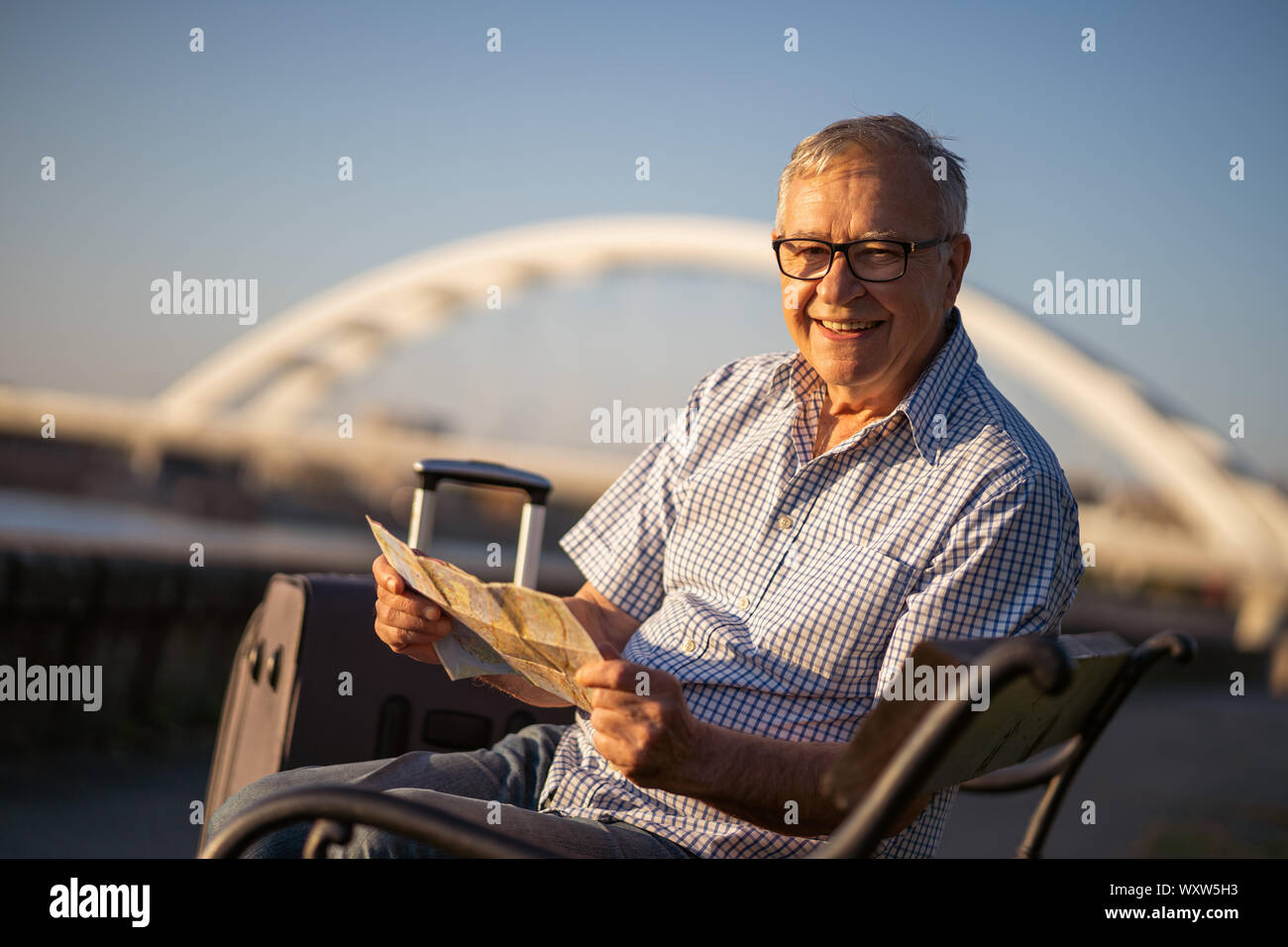 Outdoor ritratto di senior uomo chi è in vacanza. Foto Stock