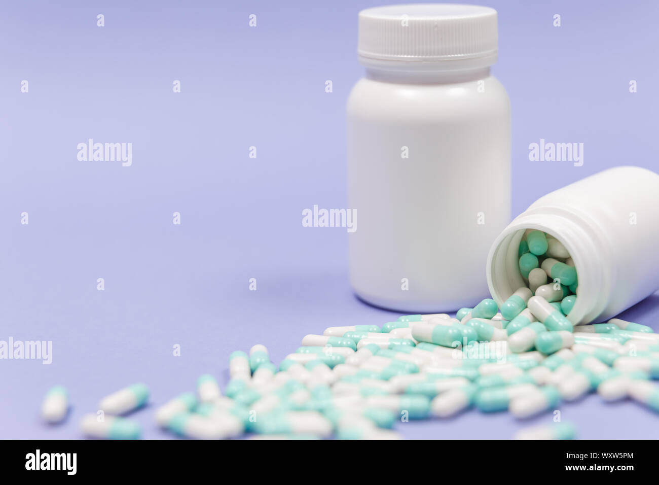 Pills fuoriuscita di pillola bottiglia. Industria farmaceutica. Farmacia. Foto Stock