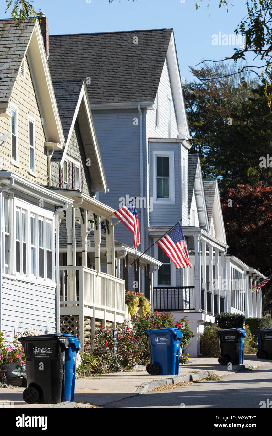 Riciclaggio e rifiuti generici in plastica bidoni wheelie in attesa di raccolta per lo smaltimento in Newport, Rhode Island, STATI UNITI D'AMERICA Foto Stock