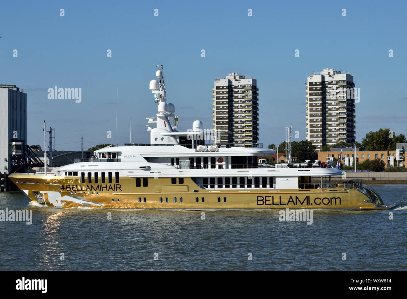 Yacht di lusso BELLAMI.COM arriva a Londra e i capi fino al Fiume Tamigi pronto a prendere parte ad eventi promozionali durante la London Fashion Week 2019 Foto Stock