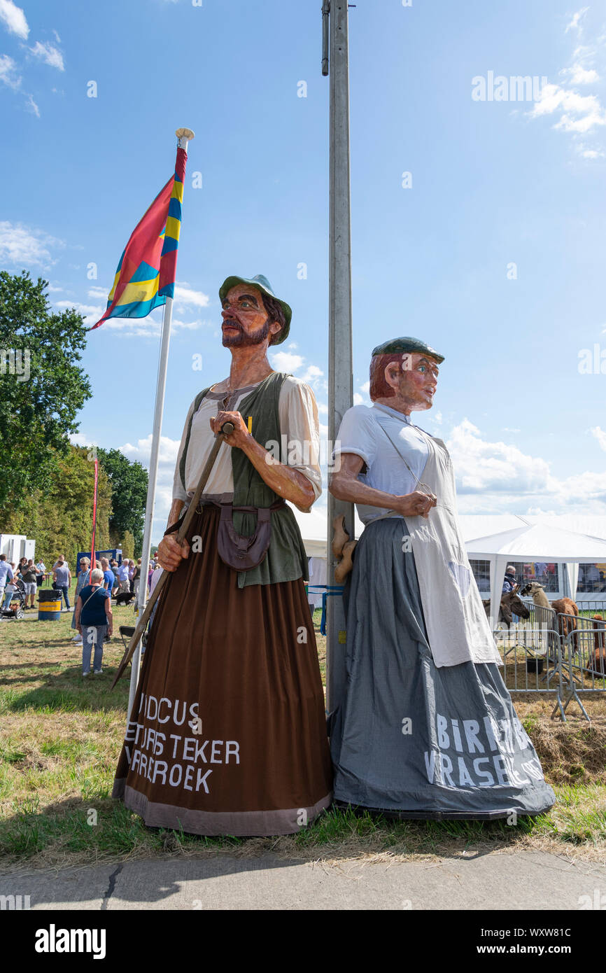 Kieldrecht, Belgio, 1 settembre 2019, Birken Blocco e Judocus tappo di torba, zoccoli maker e tappo di fondo erboso Foto Stock