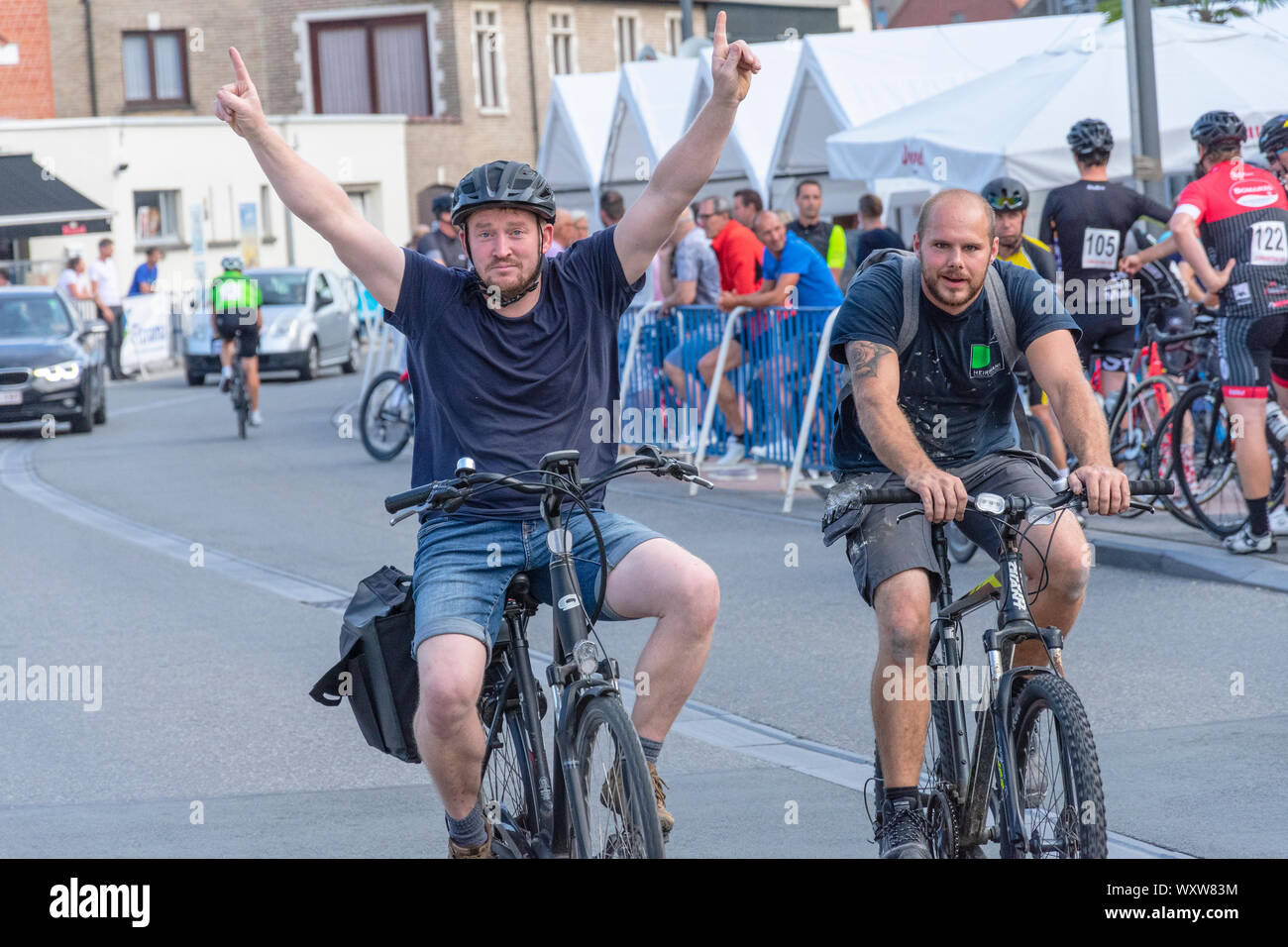 Sint Gillis waas, Belgio, 2 settembre 2019, l'uomo con il casco e la moto si alza le mani per festeggiare la vittoria Foto Stock