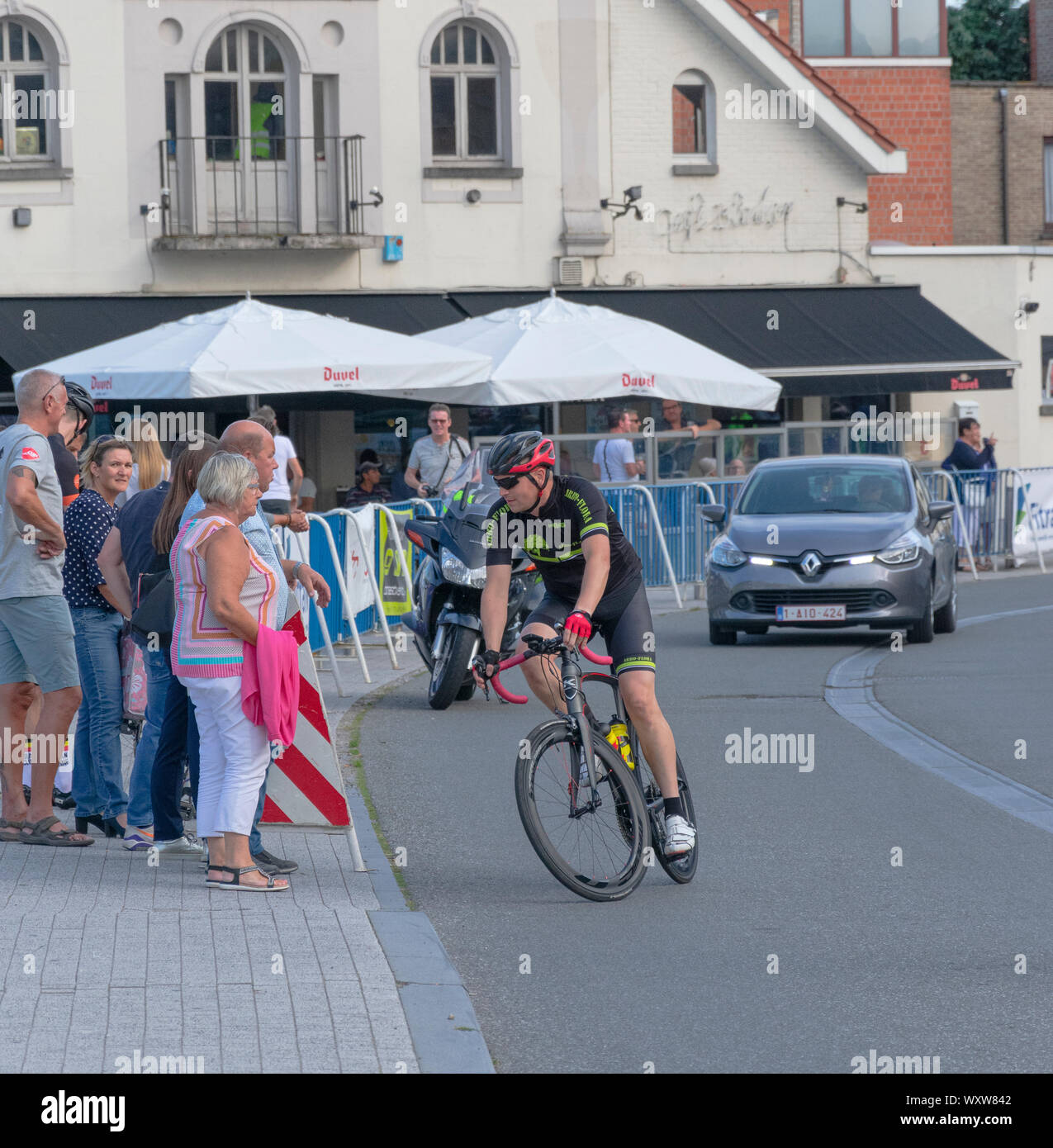 Sint Gillis waas, Belgio, 2 settembre 2019, gli uomini con il vestito nero, casco e bici nero girato il parcheggio Foto Stock