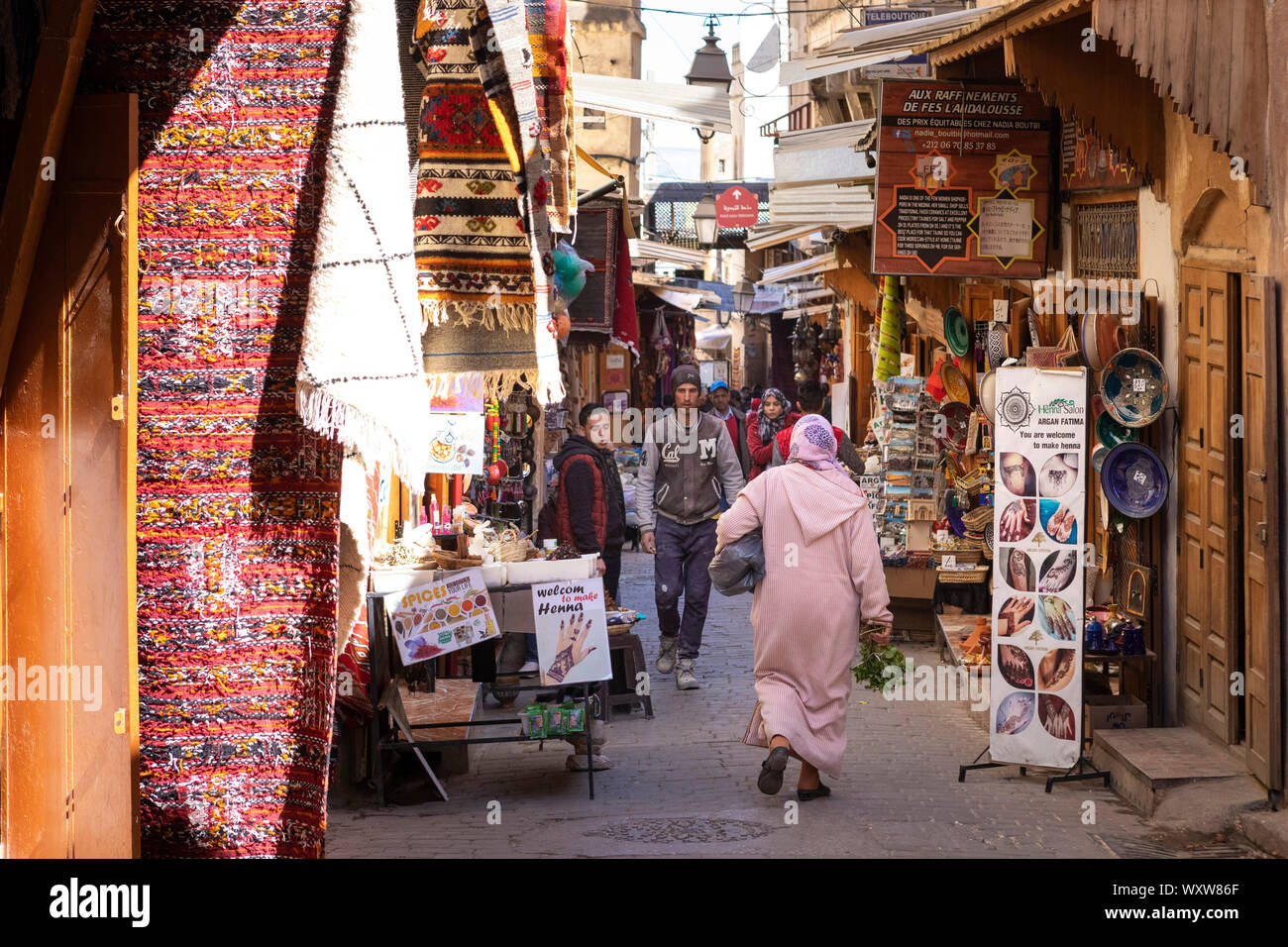 Il Marocco, Fez: shopping street Talaa Kebira nella medina Foto Stock