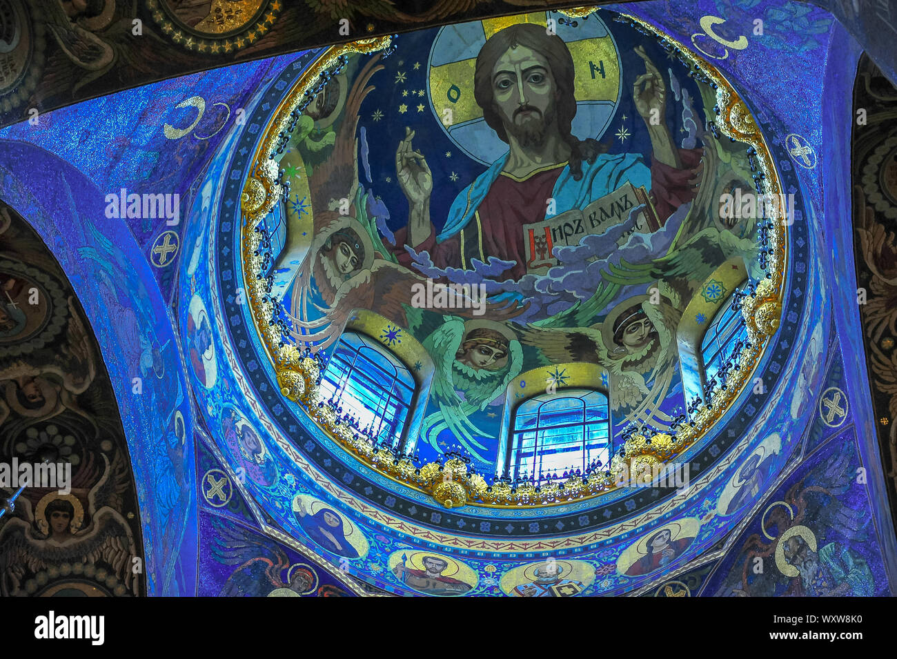 La cupola centrale all interno della Chiesa del Salvatore sul Sangue versato. con bel mosaico del Cristo Pantocratore Foto Stock