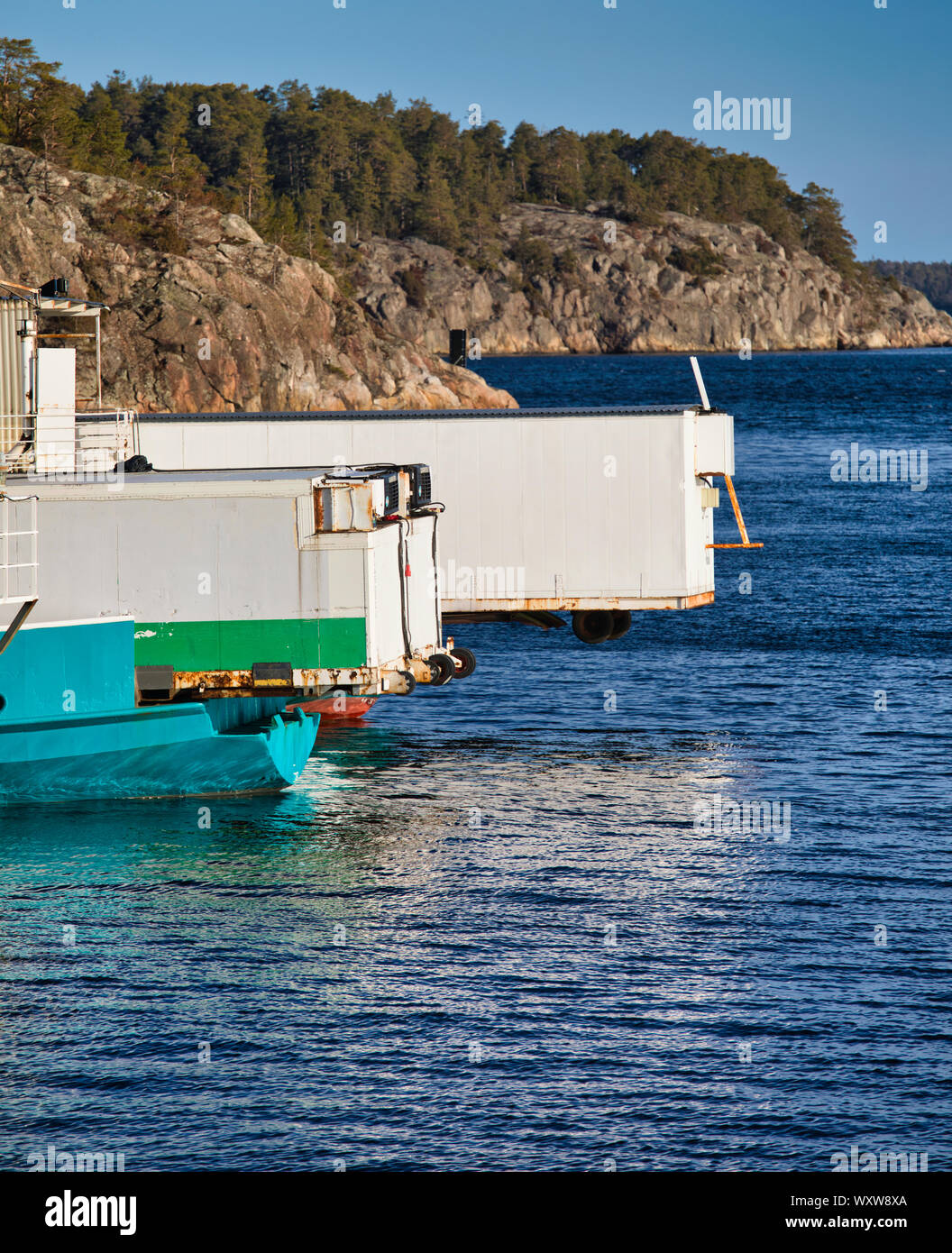 Due camion sovrastanti barche, Svezia e Scandinavia Foto Stock
