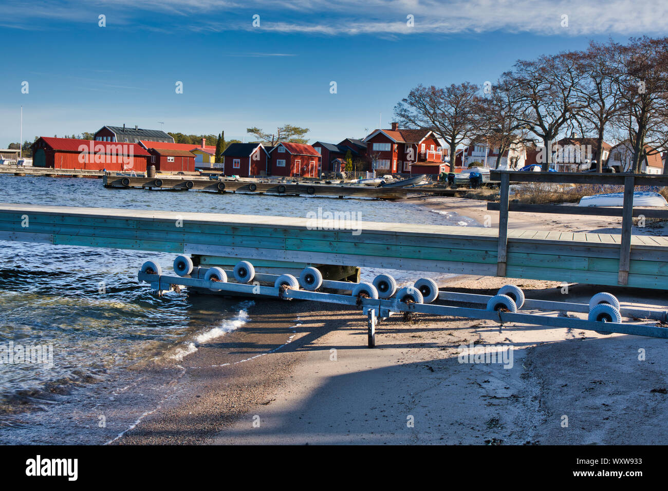 Spiaggia con molo sull'arcipelago di Stoccolma isola di Sandhamn in inverno, Svezia Foto Stock