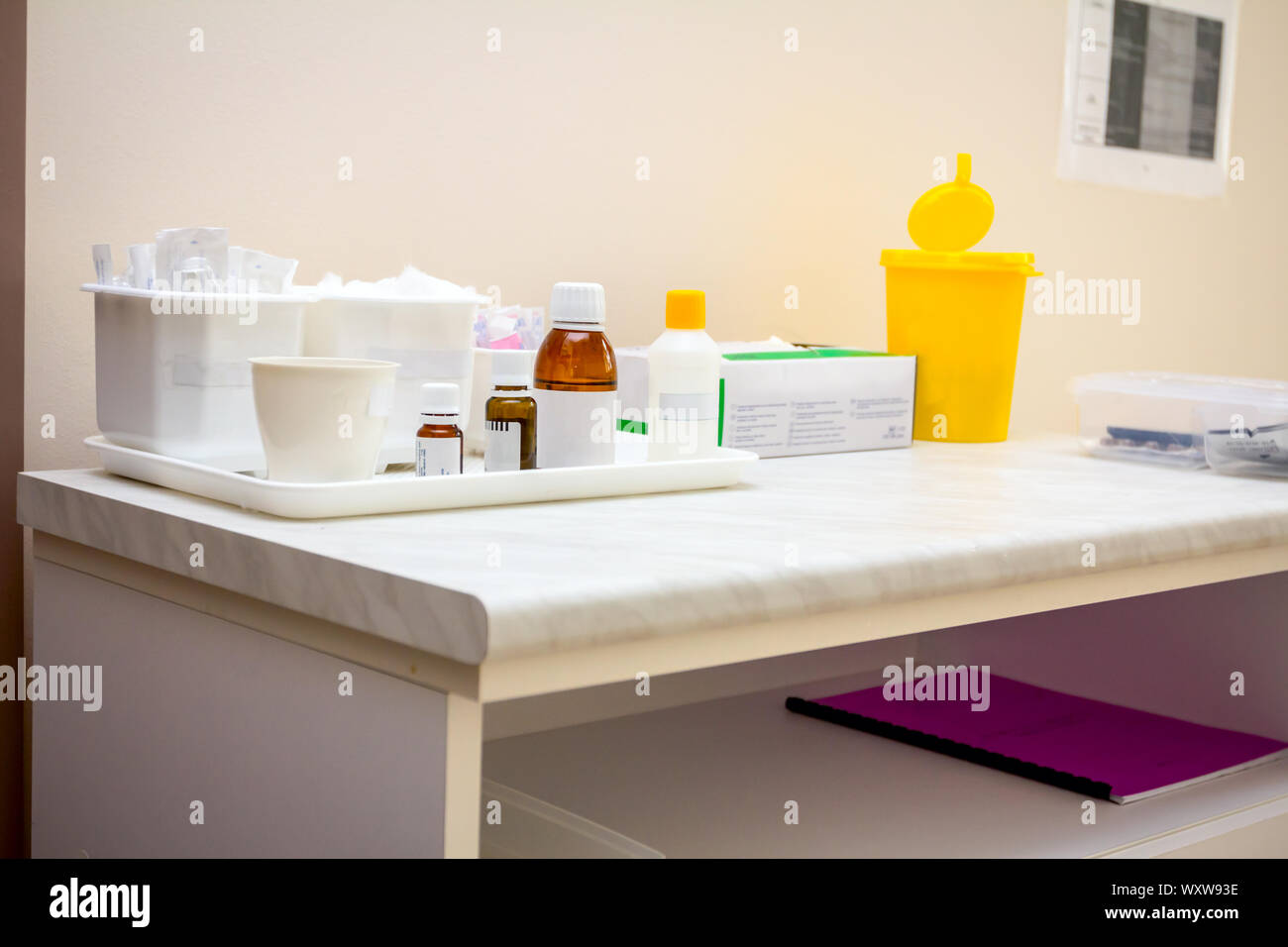 Doctor's Table è coperto con il paziente il libro e varie attrezzature mediche. Foto Stock