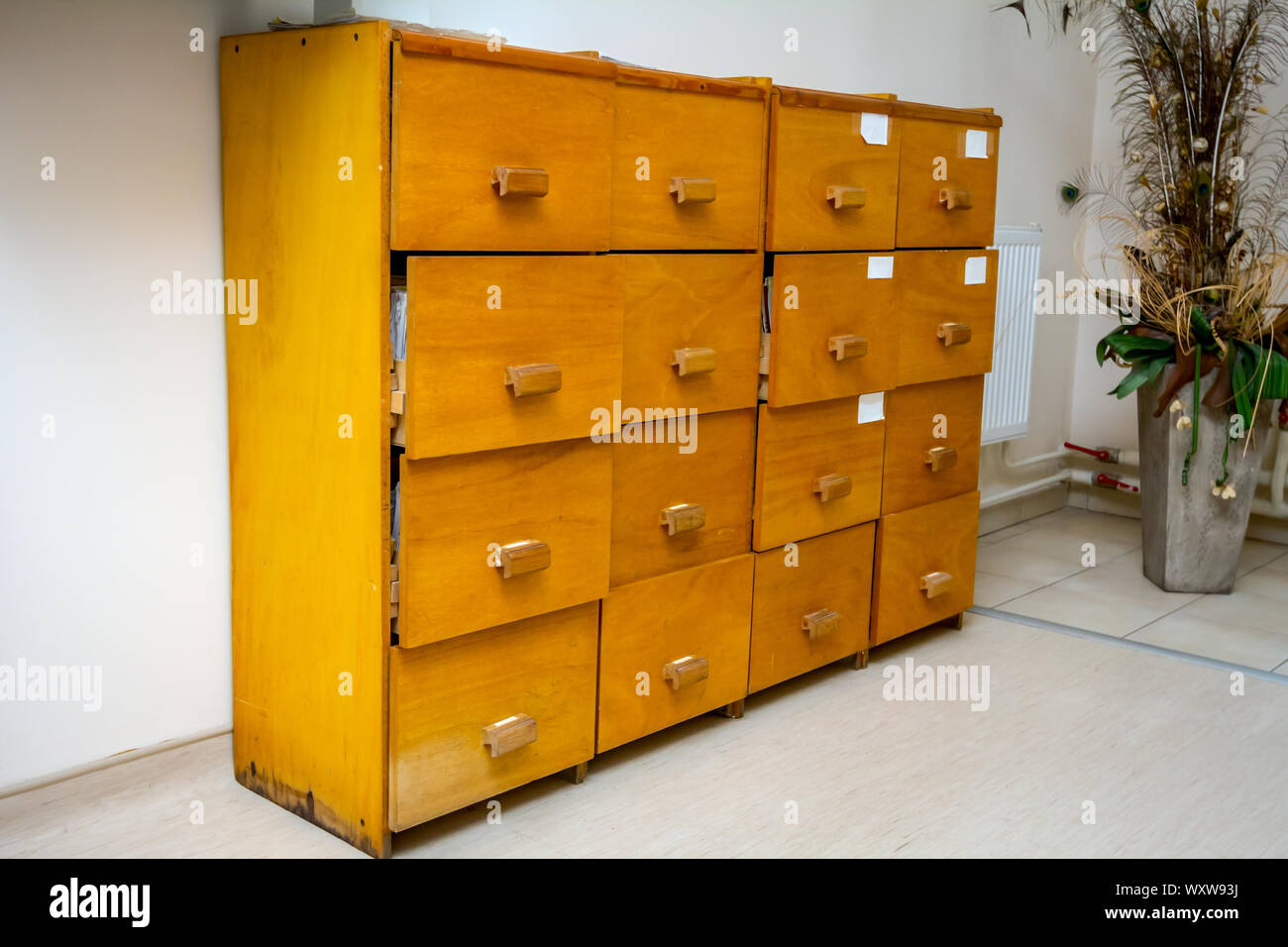 In legno antico cassetti testurizzata con maniglie per le cartelle e i file di record medici, informazioni sul paziente. Foto Stock