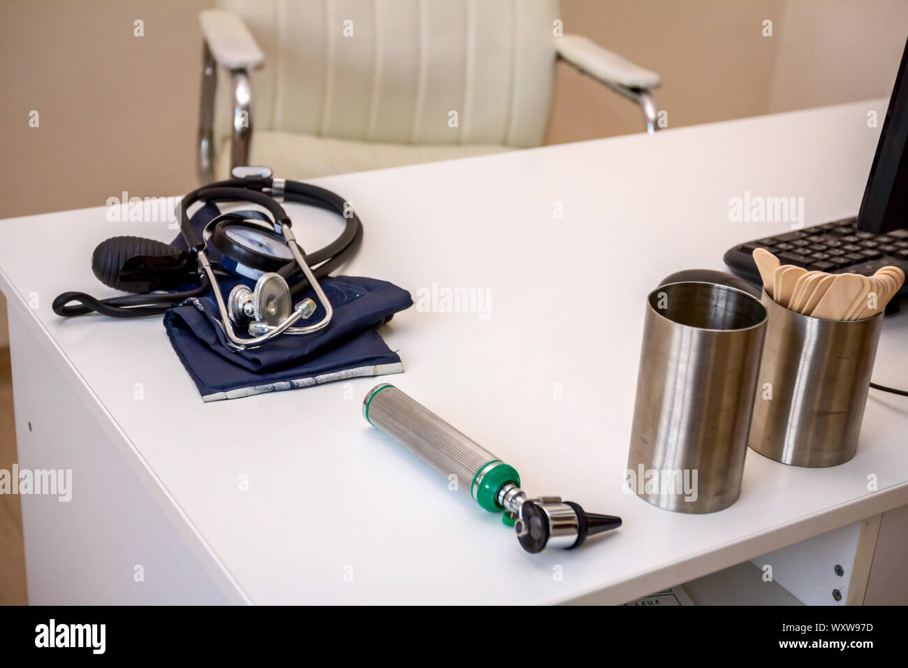 Medico la tabella con le apparecchiature mediche per esaminare la pressione sanguigna e stetoscopio. Foto Stock