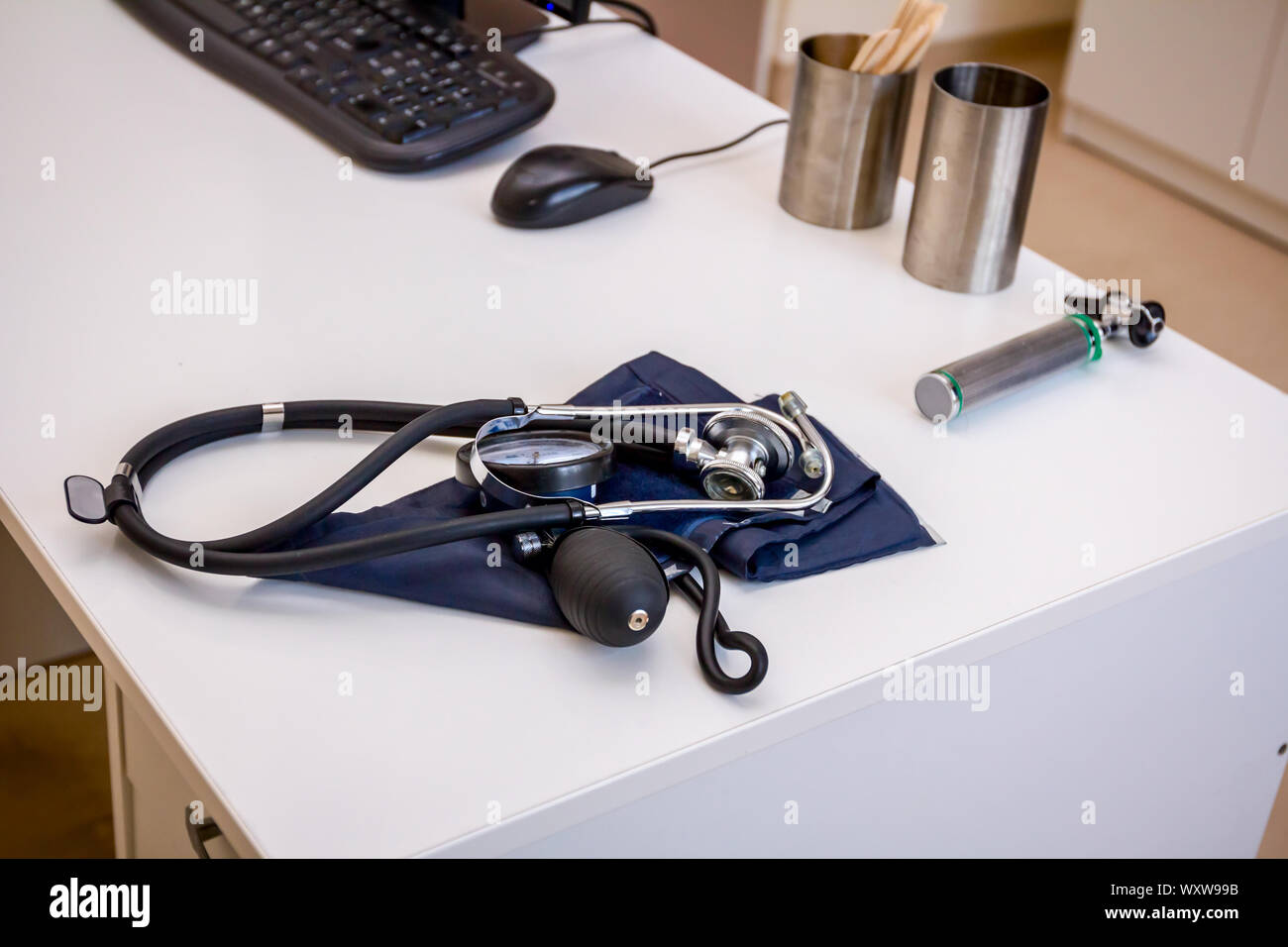 Medico la tabella con le apparecchiature mediche per esaminare la pressione sanguigna e stetoscopio. Foto Stock