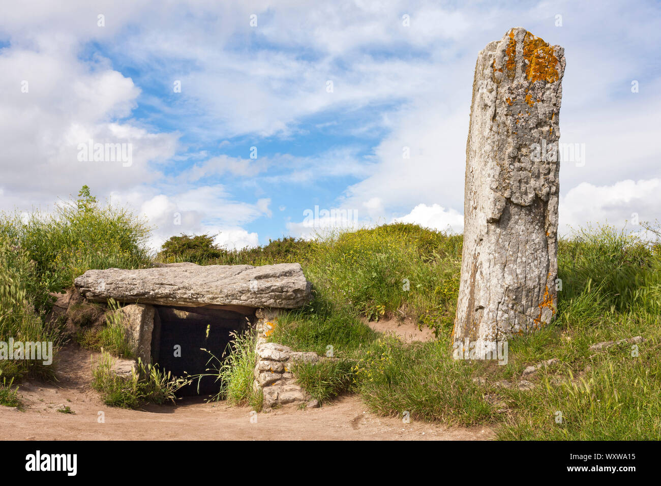 Locmariaquer (Bretagna, a nord-ovest della Francia): la Pierres-Plates Dolmen, registrato come una pietra miliare storica nazionale francese ('Monument historique ") Foto Stock