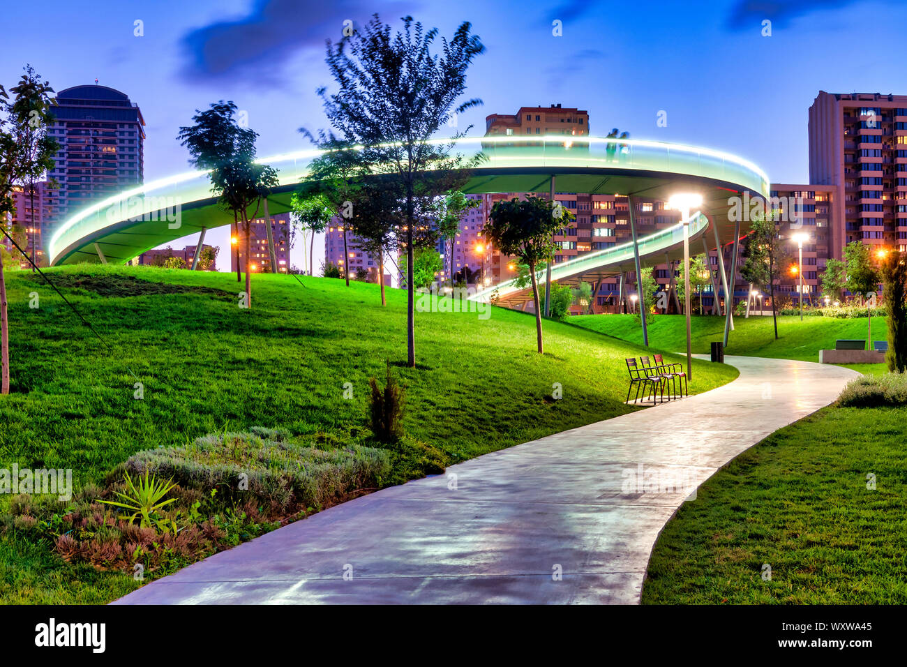 Ponte illuminato a Central Park , Baku in Azerbaijan Foto Stock