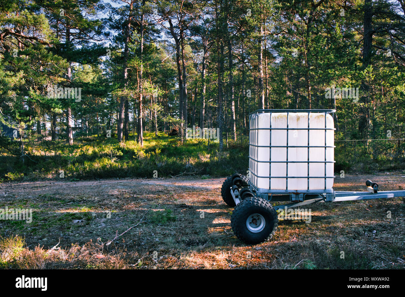 Acqua contenitore di archiviazione sul rimorchio in foresta, Svezia e Scandinavia Foto Stock