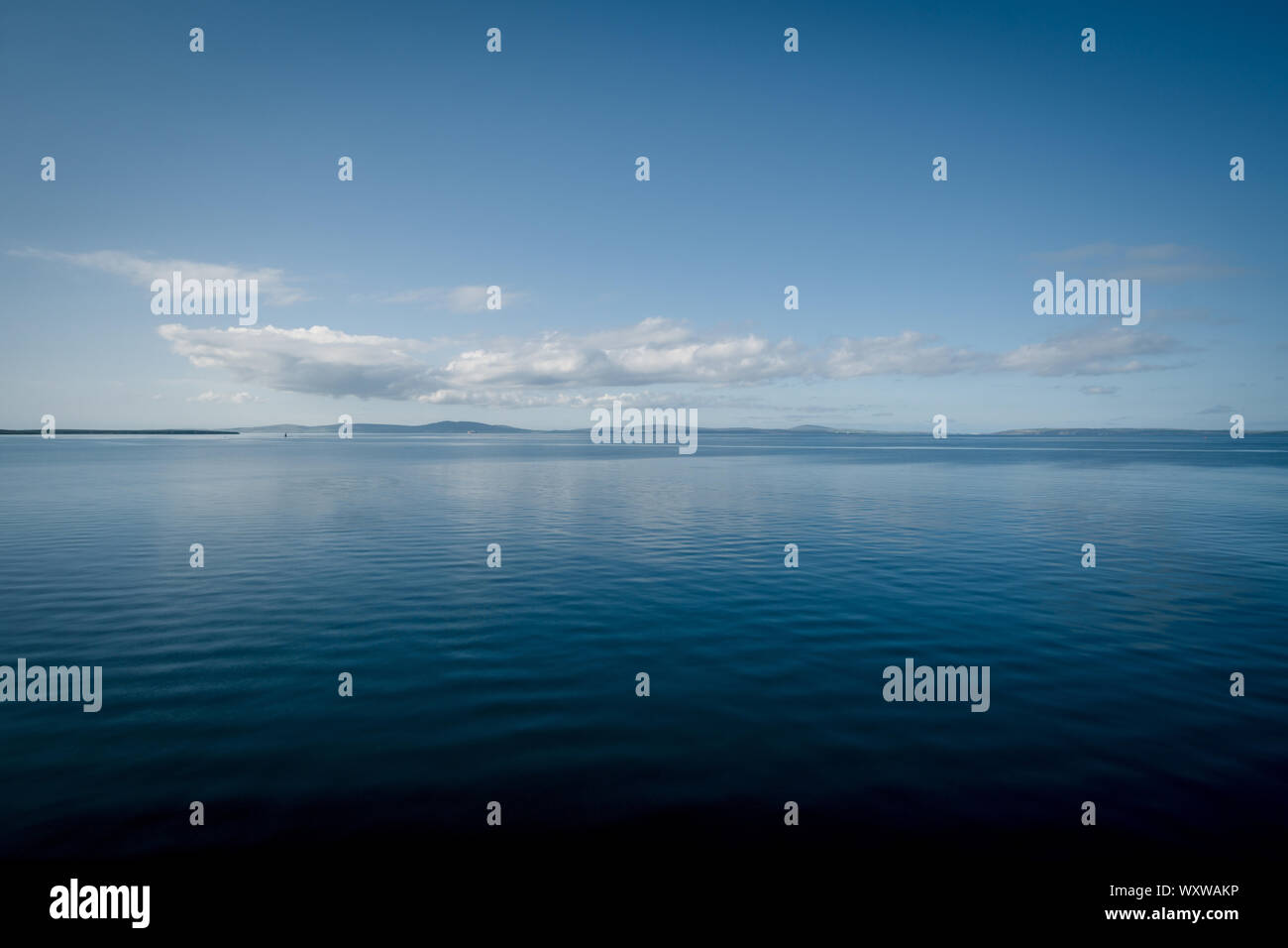 Vista di Scapa Flusso in Orkney, Scozia su una tranquilla giornata di sole Foto Stock