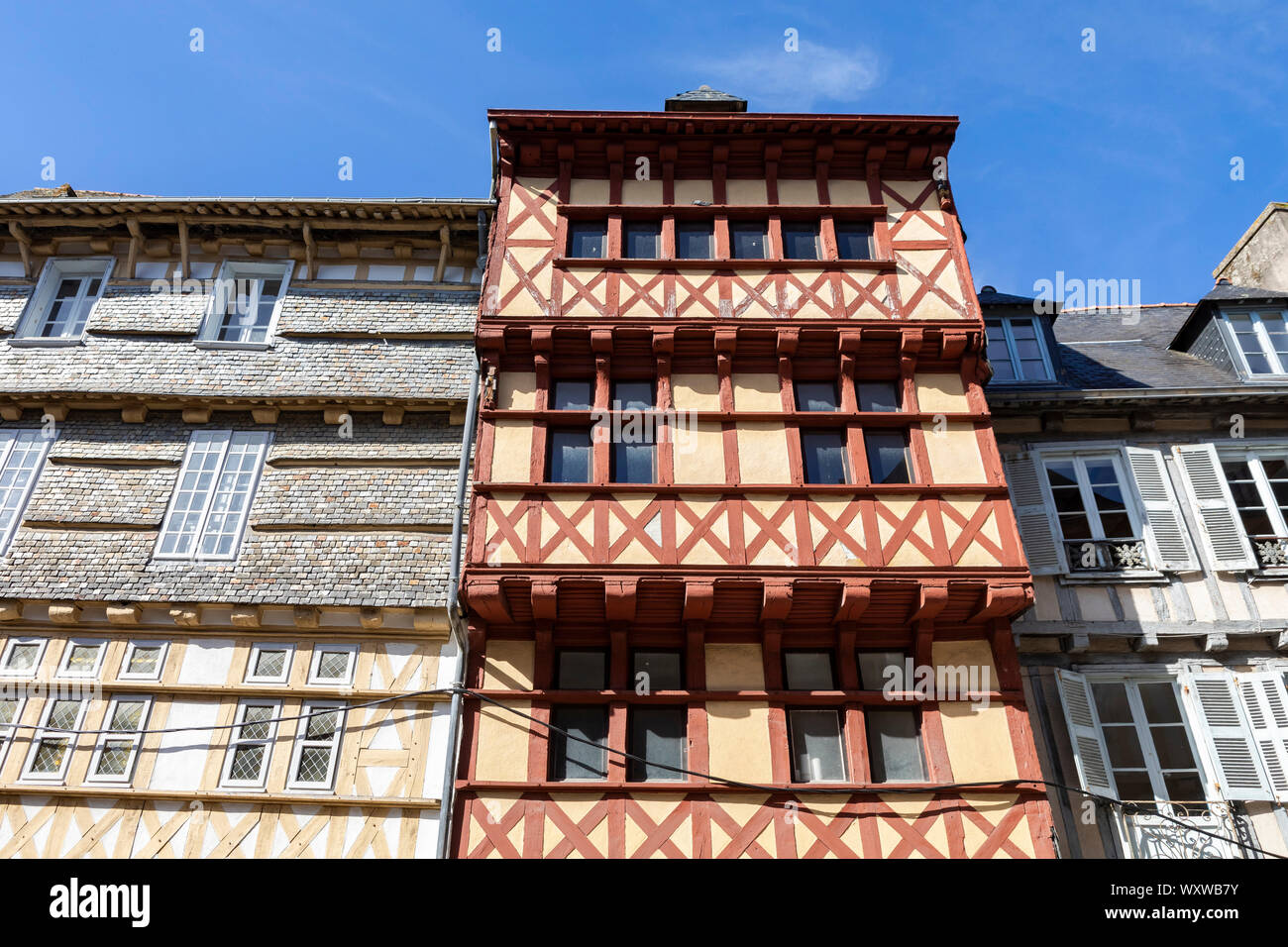 Quimper (Bretagna, a nord-ovest della Francia): medievale semi-case con travi di legno nel centro della città Foto Stock