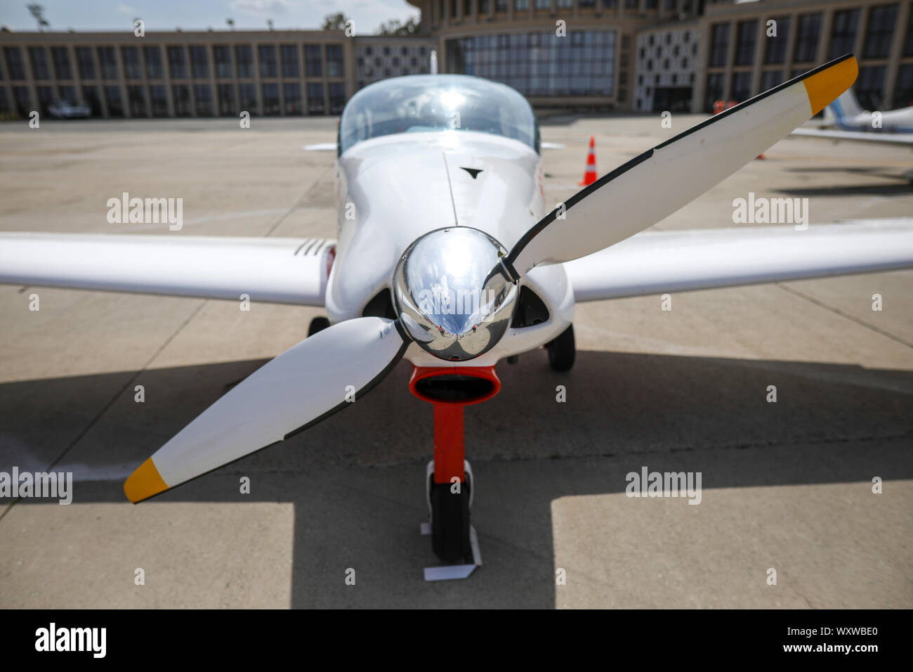 La profondità di campo di una immagine con il propulsore anteriore di un aeromobile leggero Foto Stock