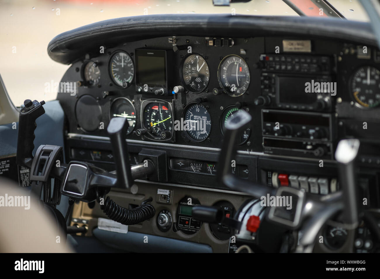 Dettagli con il cockpit e apparecchiature elettroniche di un aeromobile leggero Foto Stock