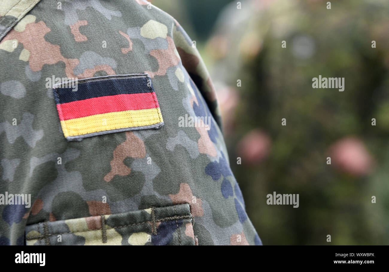 Bandiera della Germania sul braccio di soldati. Germania uniforme militare. Esercito della Germania Foto Stock