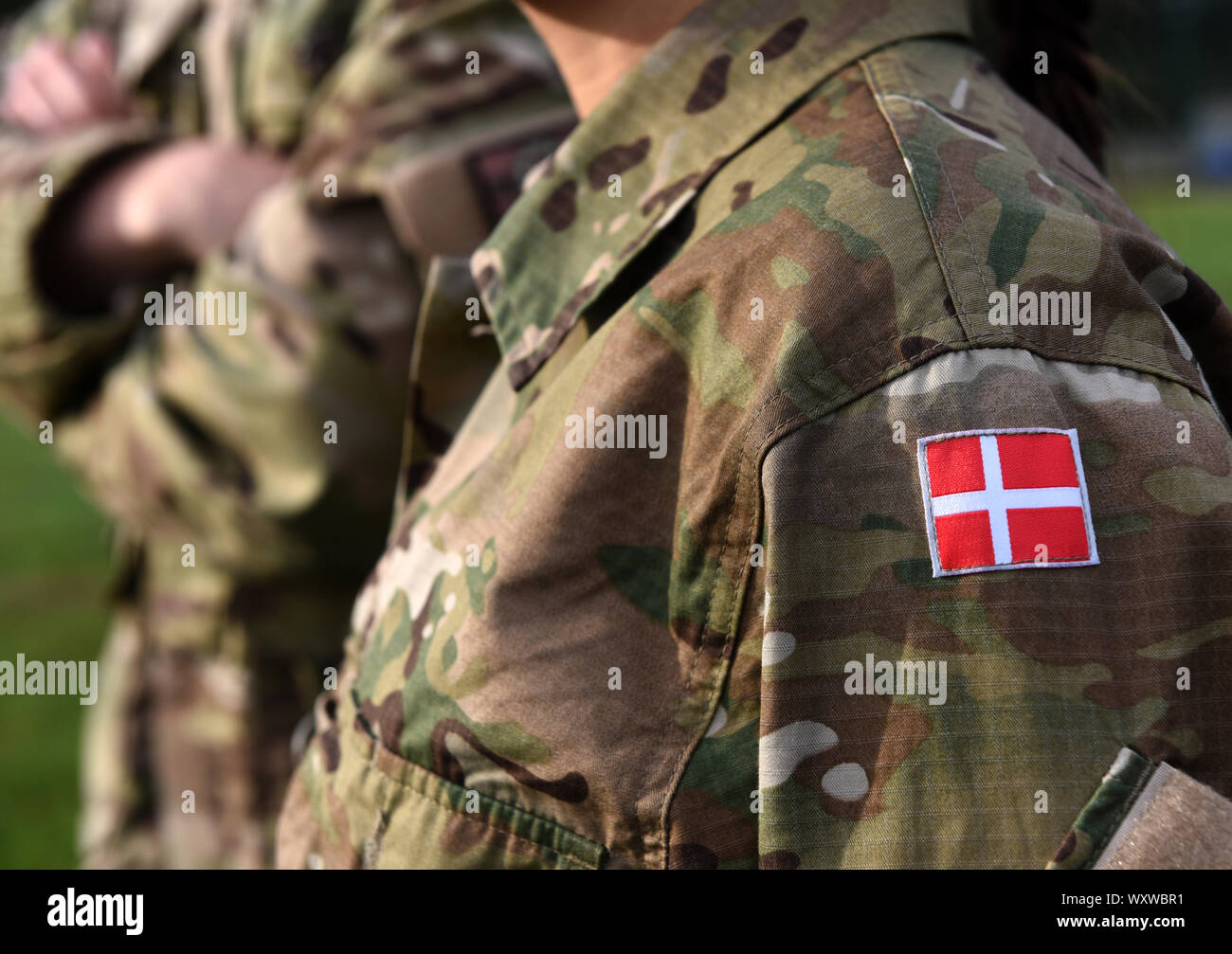 Donna soldato. Donna nell esercito. Bandiera della Danimarca sul braccio di soldati. Danimarca uniforme militare. Le truppe danesi Foto Stock