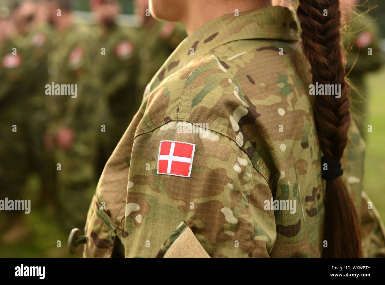 Donna soldato. Donna nell esercito. Bandiera della Danimarca sul braccio di soldati. Danimarca uniforme militare. Le truppe danesi Foto Stock
