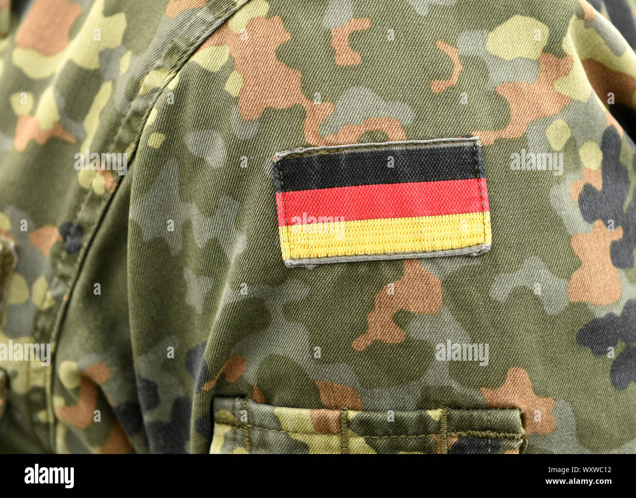 Bandiera della Germania sul braccio di soldati. Germania uniforme militare. Esercito della Germania Foto Stock