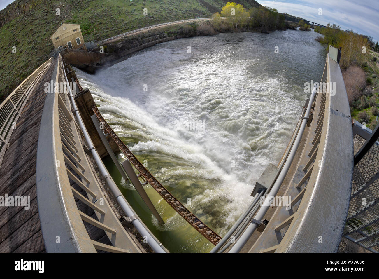 Diga idroelettrica fornendo energia alla città Foto Stock