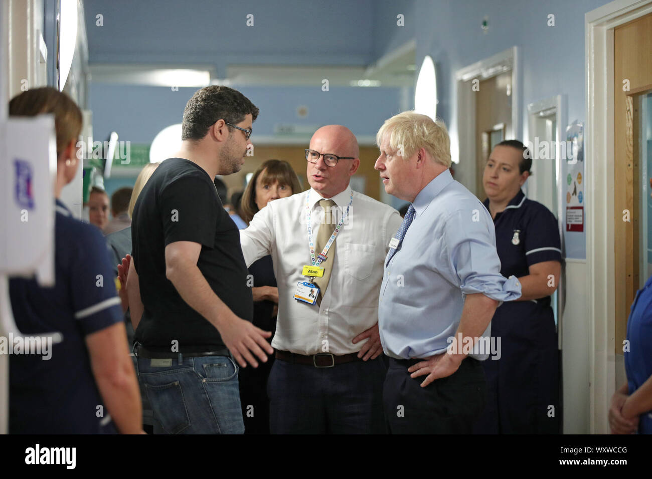 Il padre di una giovane ragazza, che viene trattata nella Acorn childrens' Ward, esprime la sua ira su ospedale tempi di attesa per il primo ministro Boris Johnson e il Chief Executive di Whipps Cross University Hospital Alan Gurney (centro) durante la sua visita a Whipps Cross University Hospital in Leytonstone, a est di Londra. Foto di PA. Picture Data: mercoledì 18 settembre, 2019. Vedere PA storia politica Johnson. Foto di credito dovrebbe leggere: Yui Mok/PA FILO Foto Stock