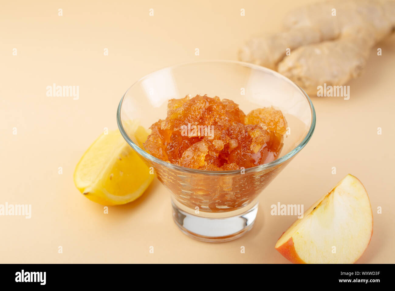 Apple e il limone marmellata di frutta in vetro, alimenti close-up Foto Stock