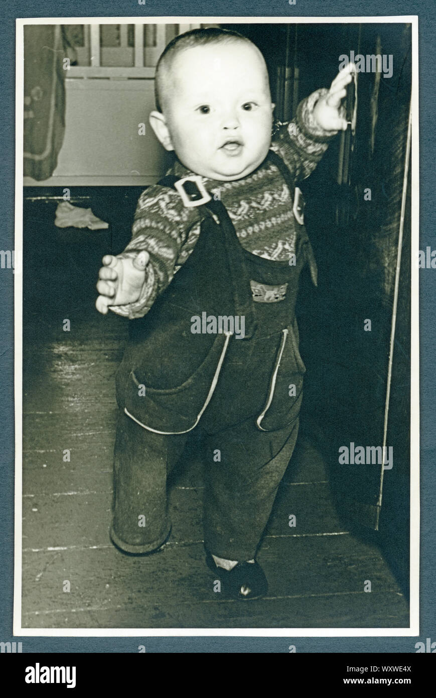 Europa, Deutschland, Amburgo, Gehversuche eines Kleinkindes, in den 1950er Jahren . / Europa, Germania, Amburgo, pochi tentativi di un giovane bambino , nell'1950th . Foto Stock